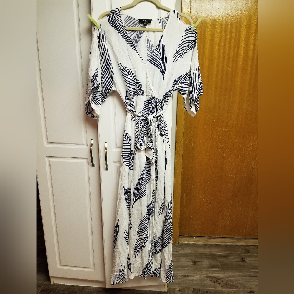 🍭☃️Aakaa cold shoulder print dress with front slit and belt